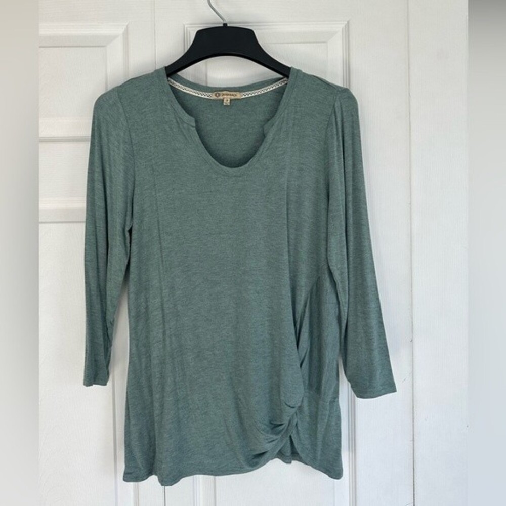 Democracy long sleeve shirt women’s size medium knitted front vneck